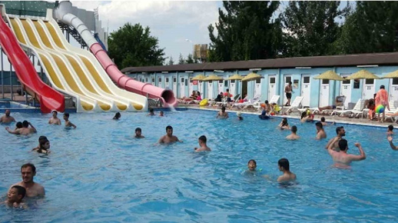 Kütahya’da sıcaklardan bunalanlar termal havuzlara akın ediyor