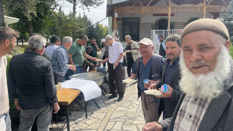 Özata Ailesi'nden Geçmişlerinin Ruhuna Pilav ve Ayran Hayrı