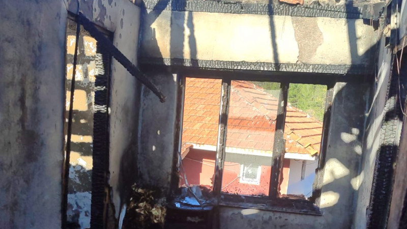 Tavşanlı’da yanan ev kullanılamaz hale geldi 