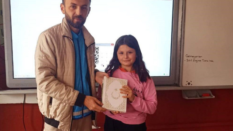 Emet’te Kur’an-ı Kerim dağıtıldı