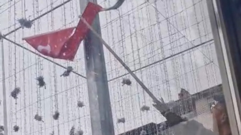 Temizlik görevlisinin bayrak hassasiyeti 