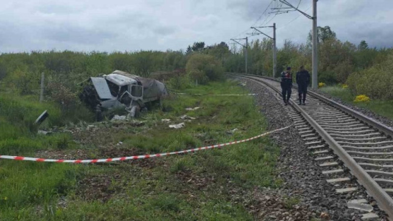 Hemzemin geçitte korkutan kaza: Yolcu treni kamyonete çarptı, 4 yaralı