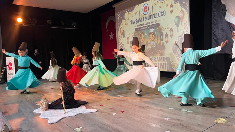Tavşanlı’da 4-6 Yaş Kur’an Kursu Öğrencilerinden Muhteşem Yıl Sonu Gösterisi