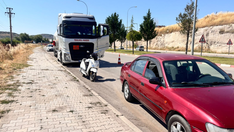 Tanker otomobile arkadan çarptı
