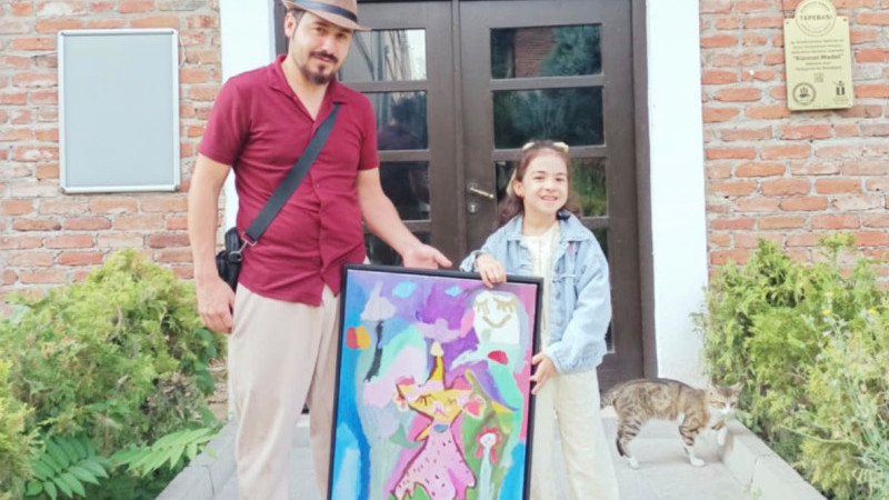 Eskişehir’deki Frig Sergisine 6 yaşındaki minik ressam damga vurdu