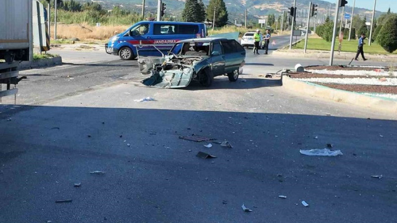 Gediz’de tır ile otomobilin karıştığı trafik kazasında 2 kişi yaralandı