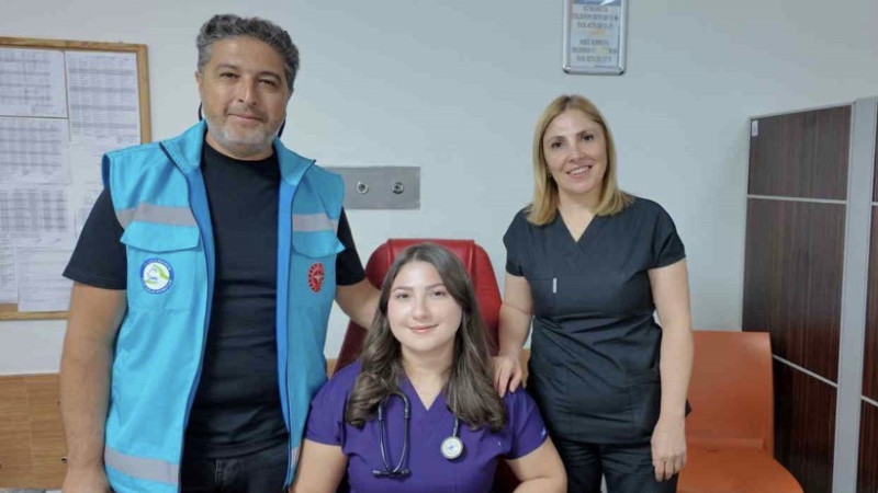 Anne babası ile aynı hastanede hemşire oldu