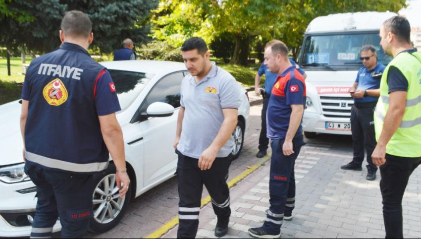 Yavru kedi uzun uğraşlar sonucu araç altından çıkarıldı