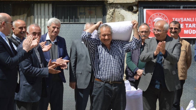 Tavşanlı çiftçisine “leblebilik” nohut tohumu desteği 