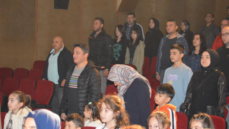  Tavşanlı'da tiyatro gösterisi ile şehitlerimiz anıldı