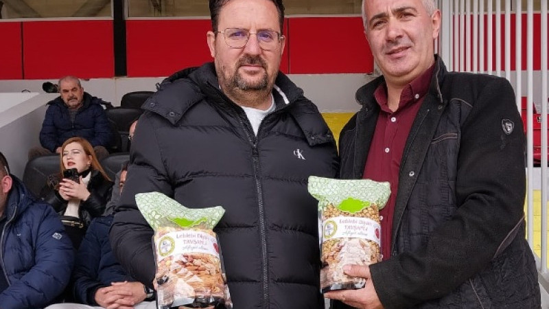  Tavşanlı'ya gelen takımlara leblebi ikramı  