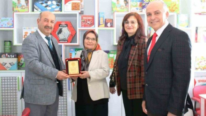 Kütahya’da hayırsever öğretmen İlkokula Akıl ve Zeka Oyunları Atölyesi yaptırdı