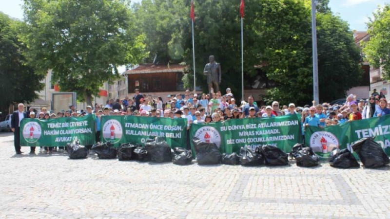 Domaniç’te ilkokul öğrencilerinin çevre temizliği etkinliği