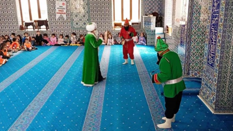 Emet’te miniklere Hacivat-Karagöz gösterisi