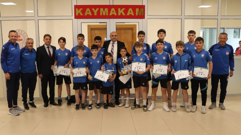 Kaymakam Baskın  Kupa ile dönen Erdem spor heyetini tebrik etti 