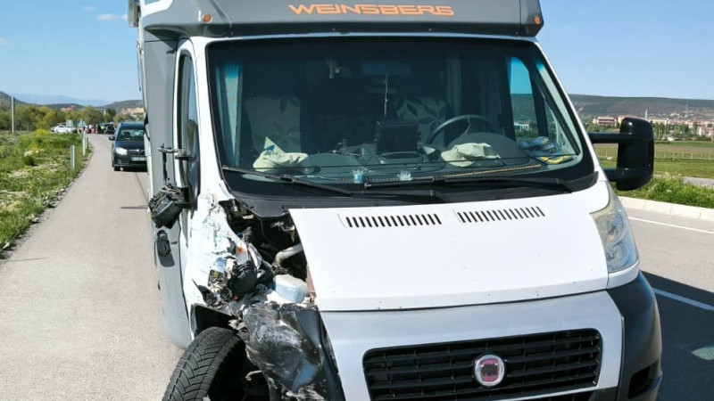 Karavan ile minibüs çarpıştı 1 yaralı 