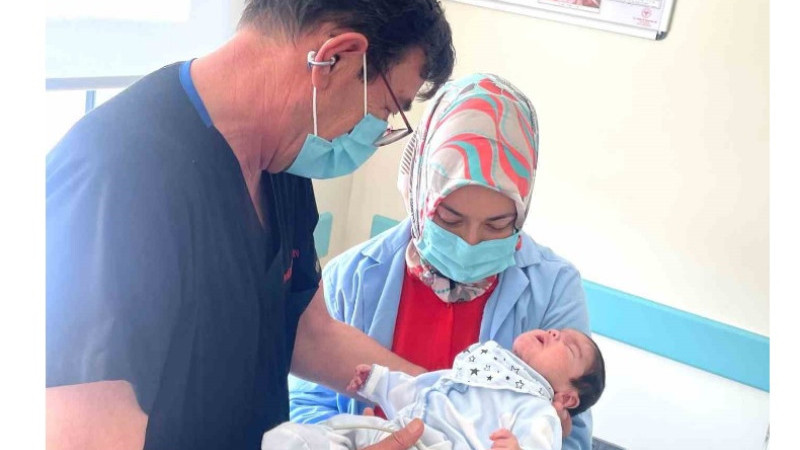 Boynunda dev tümörle doğan bebek hayata tutundu