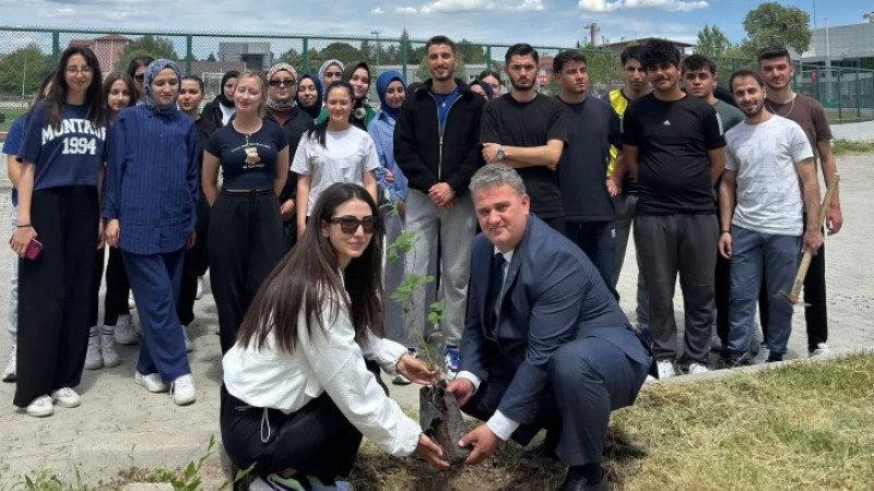 Gediz’de genç fidanlar toprakla buluştu