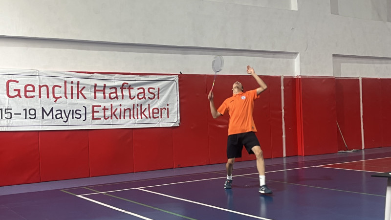 Genç batmintoncular yarıştı 