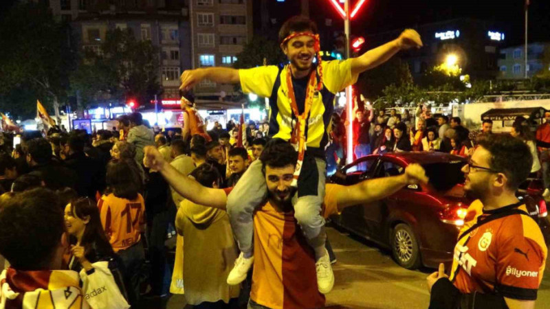 Fenerbahçe taraftarları da coşkuya ortak oldu 