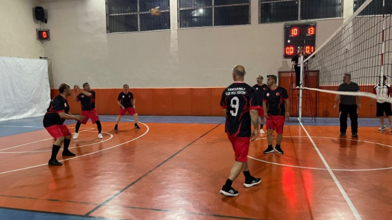 Tavşanlı'da eğitimciler voleybol turnuvası ile ter döküyor