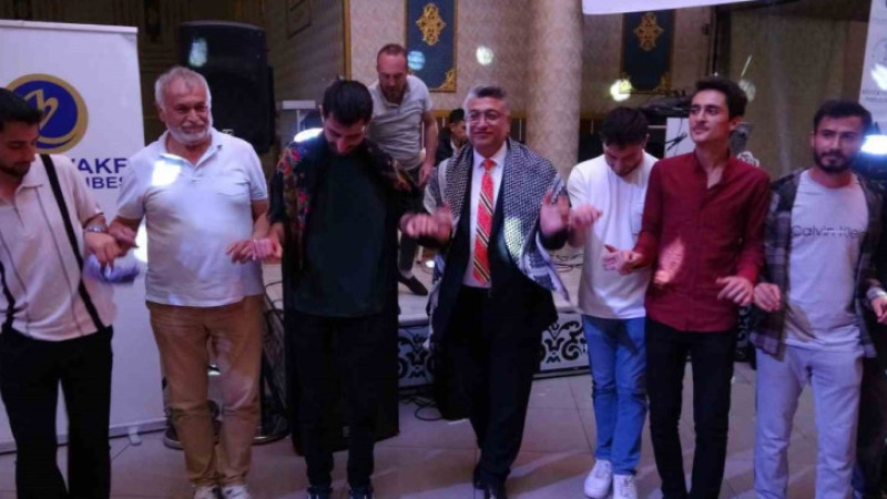 DPÜ Rektörü, öğrencilerle çiğ köfte yoğurdu, halay çekti