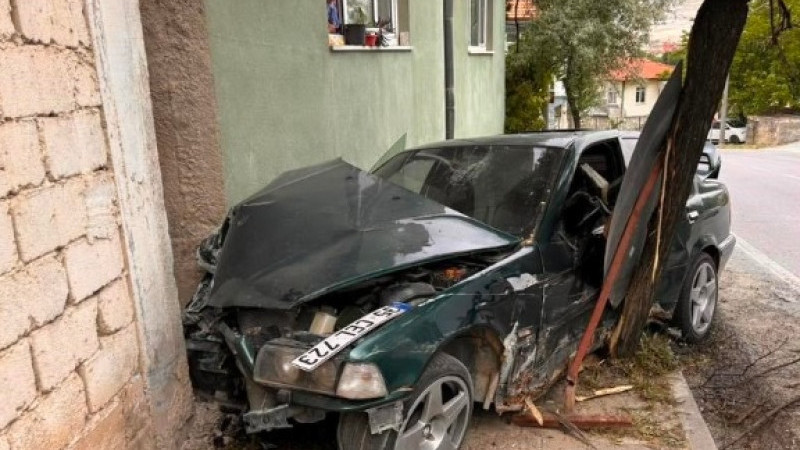 Hisarcık’ta ehliyetsiz sürücü polisten kaçarken kaza yapıp yaralandı