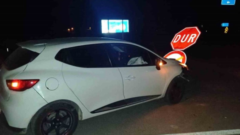 Hisarcık’ta ehliyetsiz ve alkollü sürücü ’Dur’ levhasına çarptı