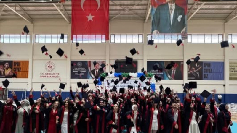 Tavşanlı Sağlık Hizmetleri Meslek Yüksekokulu Mezuniyet coşkusu