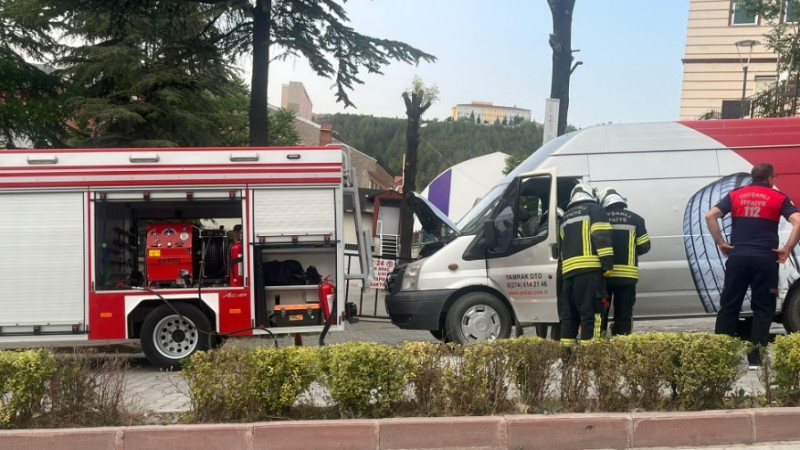 Tavşanlı'da seyir halindeki otomobil alev aldı