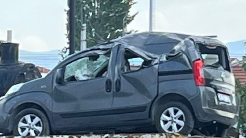 Tavşanlı'da kontrolden çıkan araç takla attı