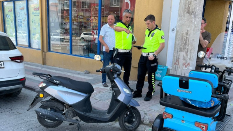 Tavşanlı'da Motosiklet ile 3 Tekerli  Motosiklet  Çarpıştı