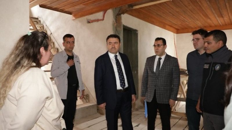 Kütahya’da Gençlik Merkezi olarak restorasyonu süren tarihi konakta inceleme