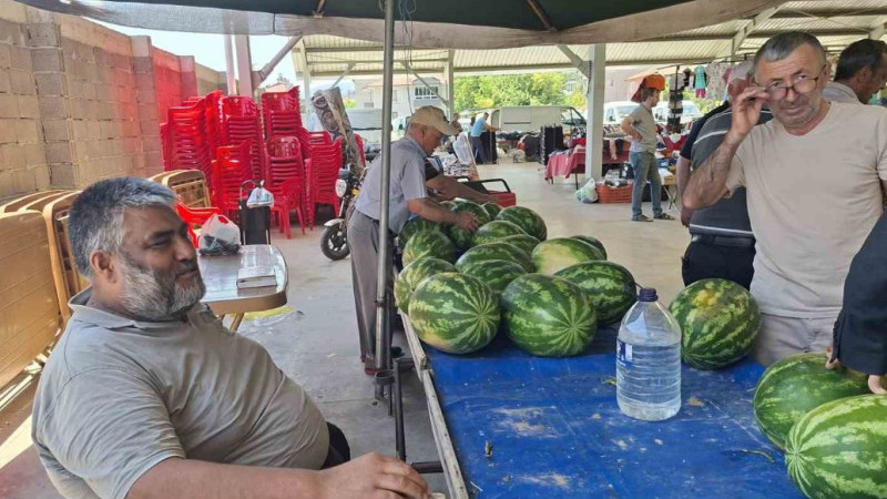 Kilosu 3 liradan satılan 17 ton karpuz 2 saatte tükendi