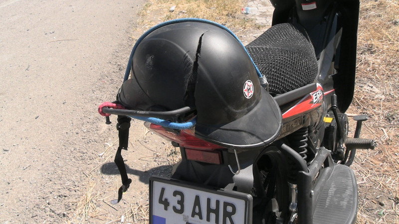72 yaşındaki sürücü düştü kask korudu 