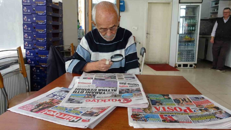 Gazeteleri 18 yıldır büyüteçle okuyor