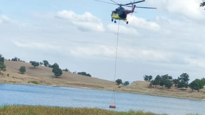 Ormanlık alanda çıkan yangına müdahale helikopterle edildi 