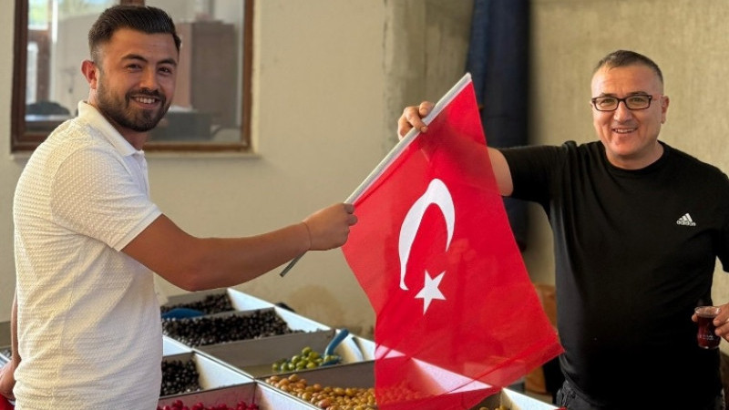 Hisarcık AK Gençlikten üye kaydı ve esnafa Türk bayrağı dağıtımı