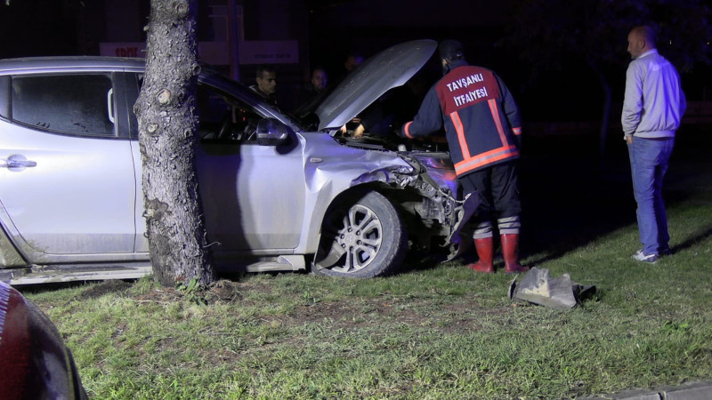 Pikap ile otomobil çarpıştı 3 yaralı 