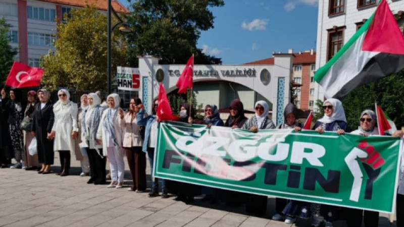 AK Parti Kütahya İl Kadın Kolları Başkanlığı’ndan Gazze için sessiz çığlık zinciri