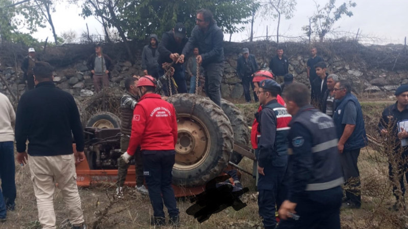 Traktör Altında Kalan Genç Hayatını Kaybetti