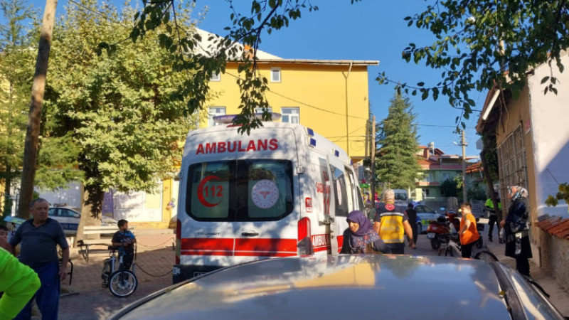 Yaşlı kadına çarpan motosikletli kaçtı