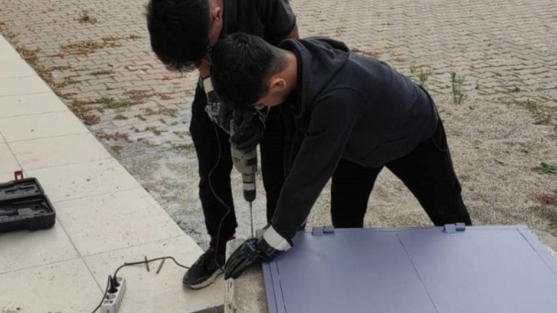 Emet’te Mesleki ve Teknik Anadolu Lisesi öğrencileri eski ve riskli rögar kapaklarını yenileriyle de