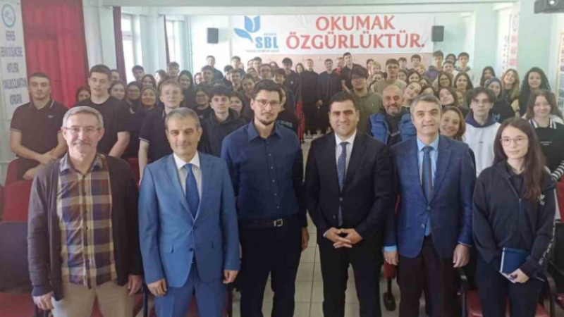 Gümüşay öğrencilerle 