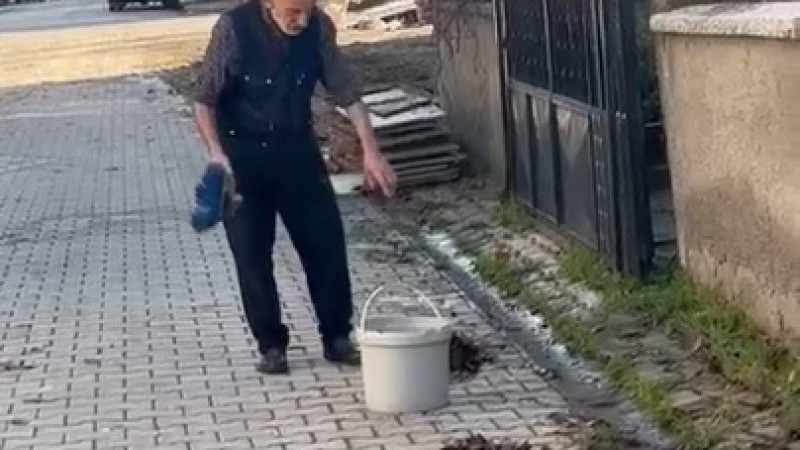 83'lük Abdullah dede'den çevreye örnek temizlik dersi