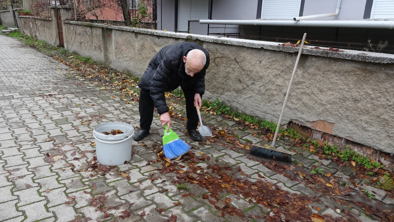 Tavşanlılı Abdullah Dede'den çevreye örnek temizlik ders