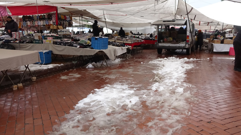 Kütahya'da yılın son, kışın ilk karı sevinçle karşılandı