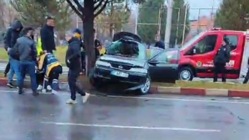 Tavşanlı'da otomobil refüje çıktı: 2 yaralı 