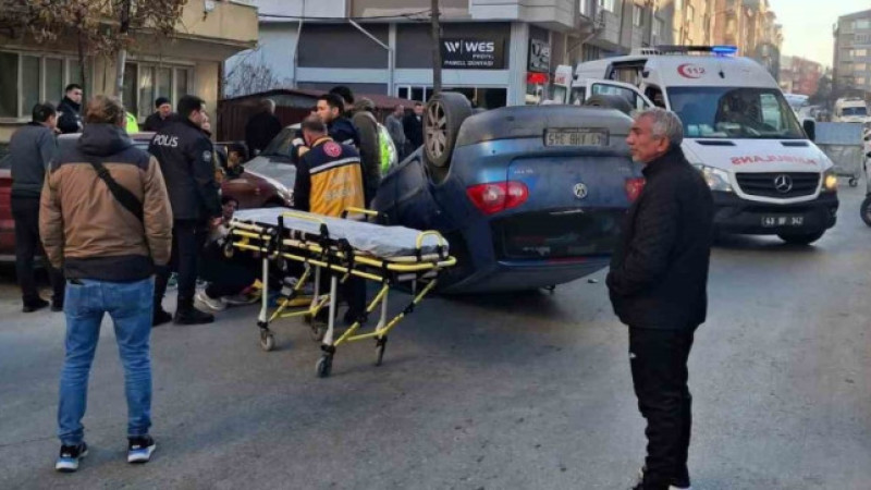 Kütahya’da park halindeki araçlara çarpan otomobil takla attı: 2 yaralı