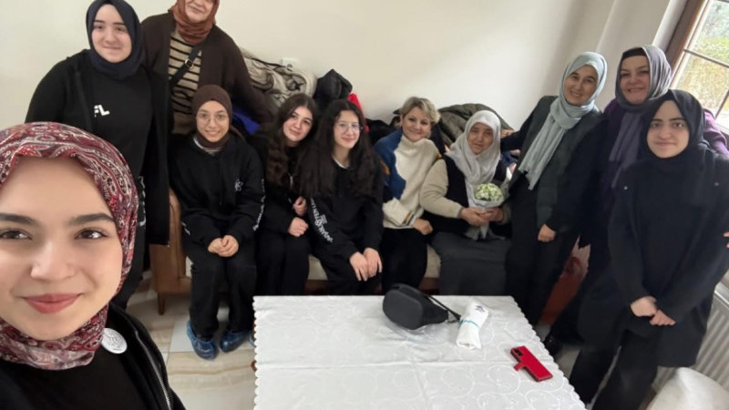 Tavşanlı 15 Temmuz Fen lisesinden huzurevine ziyaret 